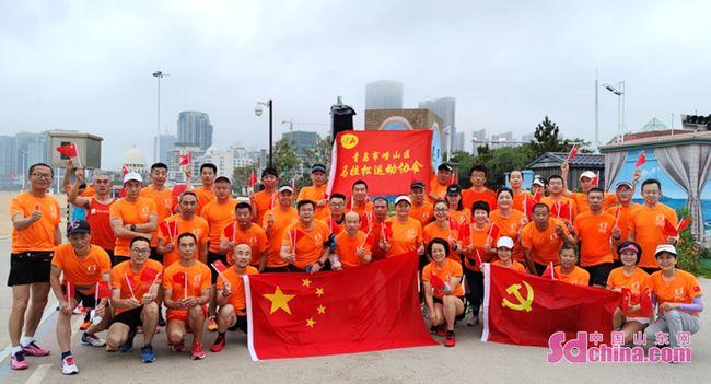 男子早上骑电车上班,行道树中间挂铁丝直接把人挂倒?门牙掉两颗,面部缝八针